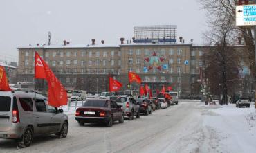 Фото С праздником, товарищи: автоколонна коммунистов под красными знаменами проехала по Челябинску