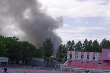 Фото В Челябинске на территории танкового училища загорелся склад