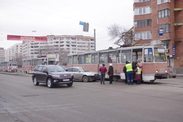 Фото В центре Челябинска трамвай протаранил &quot;фольксваген&quot; 