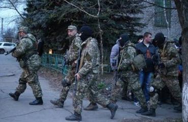 Фото В Луганске ополченцам штурмом удалось занять воинскую часть внутренних войск