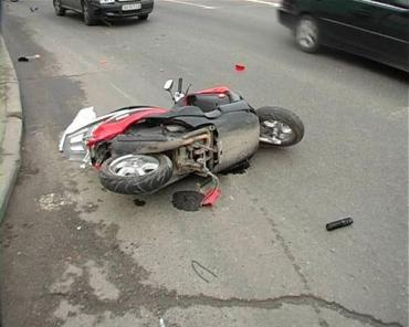 Фото В Челябинске скутер не смог объехать иномарку: 15-летний подросток получил травмы