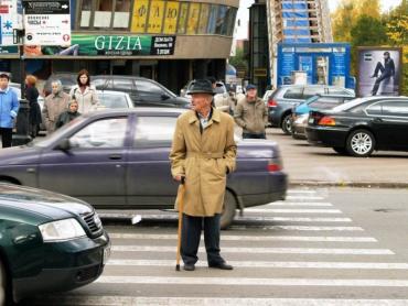 Фото В Челябинске водитель едва не задавил пешехода на «зебре»