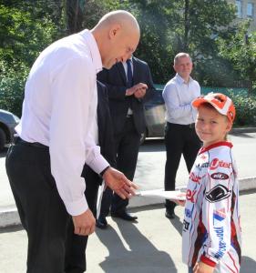 Фото Юные гонщики Челябинска получили в подарок от городской администрации новые мотоциклы 