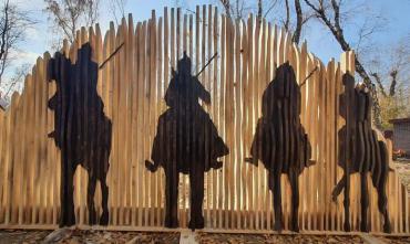 Фото В конкурсе деревянных скульптур в Челябинске Виктор Цой обошел Остапа Бендера