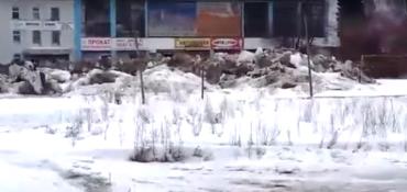 Фото Мэрия Челябинска: Грязные снежные кучи из городского бора будут вывезены до активного таяния. Виновников ищут