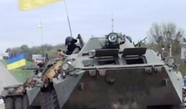 Фото Украинские войска передвигают тяжелую военную технику к границе с Крымом