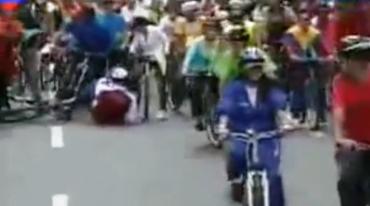 Фото Николас Мадуро упал с велосипеда, столкнувшись с одним из своих подчиненных ВИДЕО