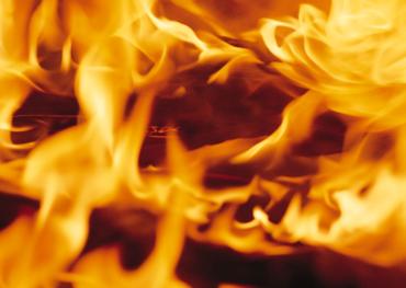 Фото Пьяный житель Челябинской области пытался выбраться из горящего дома, но не смог