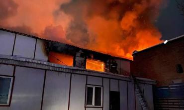 Фото В Миассе горели мебельный цех и административные помещения
