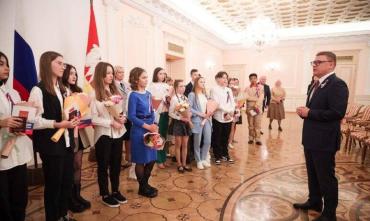 Фото В День России челябинский губернатор вручил паспорта юным южноуральцам