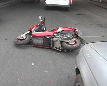 Фото В Челябинске разбился водитель скутера
