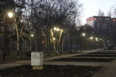 Фото Сквер двадцатилетия Победы в Челябинске засветился по-новому