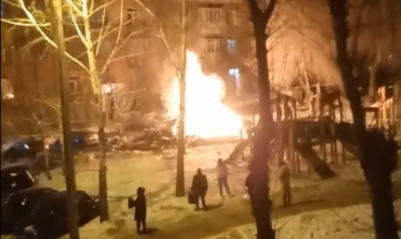 Фото  Во дворе на Байкальской в Челябинске вспыхнуло пламя
