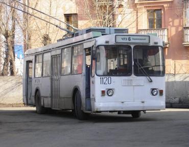 Фото Троллейбус в Челябинске сбил женщину прямо на остановке