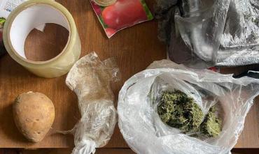 Фото Задержан челябинец, который пытался перебросить наркотики в колонию в картофелине