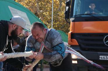 Фото Челябинский силач Эльбрус Нигматуллин установил новый рекорд России