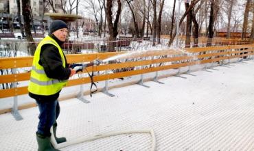 Фото В парке Терешковой завершили монтаж ледовых дорожек