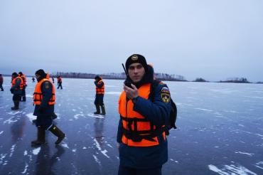 Фото Крепкий лед позволил продолжить поиски утонувшего полицейского на Аргазинском водохранилище