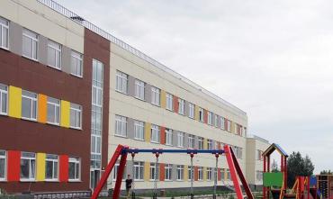 Фото Новая школа в Тугайкуле введена в эксплуатацию, но пока дети в ней не учатся