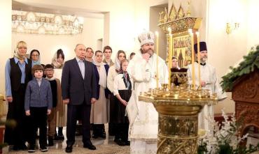 Фото Путин встретился с семьями погибших в СВО бойцов и затем с ними побывал в храме