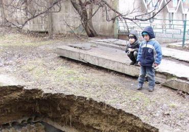 Фото В Озерске восьмилетний мальчик провалился в яму и увяз