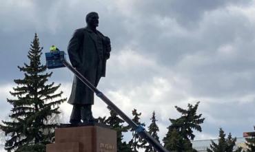Фото В Челябинске помыли памятник вождю мирового пролетариата
