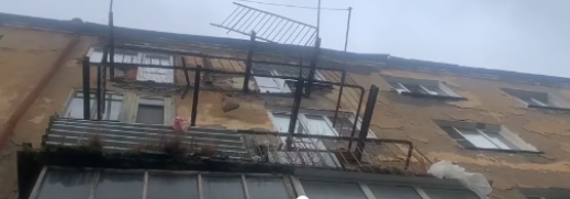 Фото Аварийный дом в Златоусте уже «потерял» балконы, а из его стен выпадают кирпичи