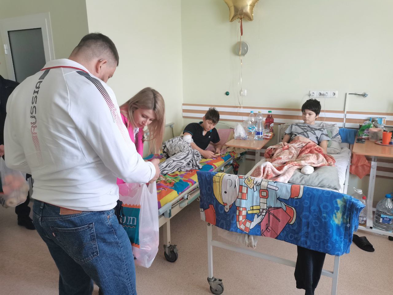 Раненые бойцы в госпитале Луганска. Ребенок в госпитале Луганска. Навестили раненых в госпитале Луганска.
