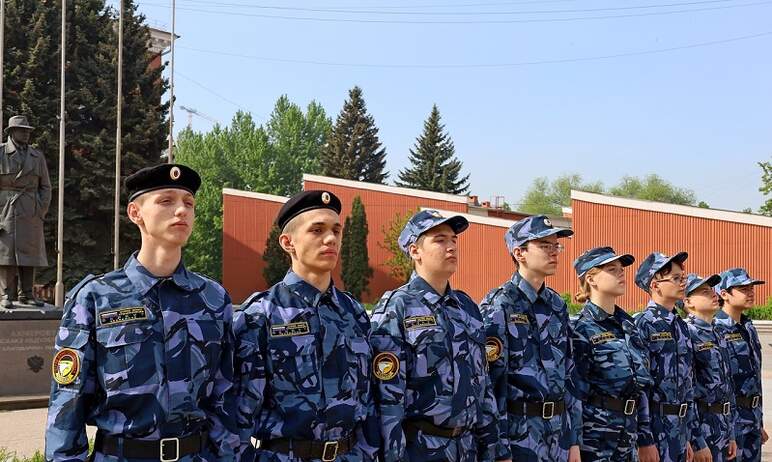 Два воспитанника профильного отряда юных спецназовцев «Беркут» ГУФСИН по Челябинской области полу