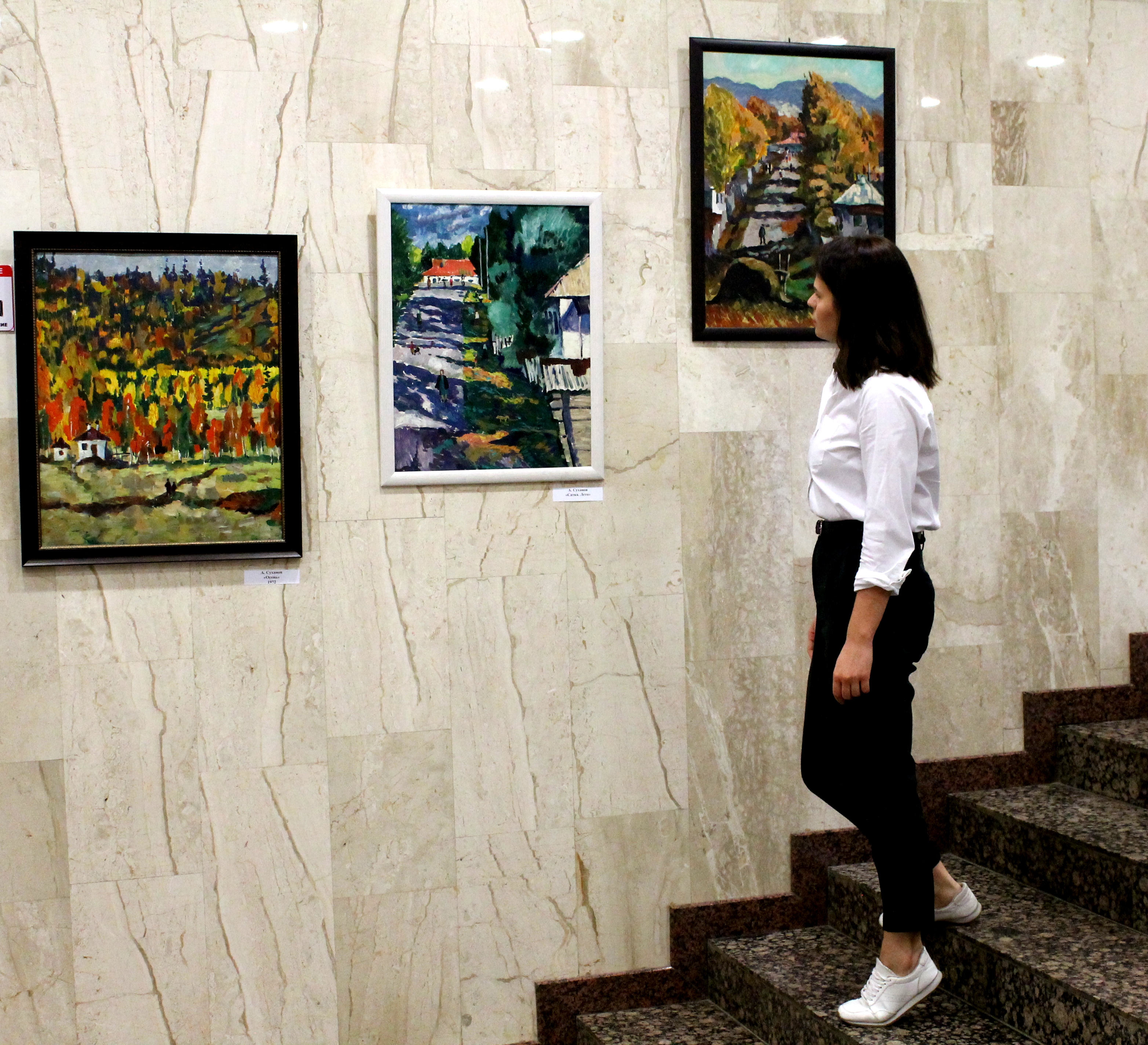 В головном офисе ПАО «ЧЕЛИНДБАНК» открылась выставка «Из сердца России», на которой представлены 
