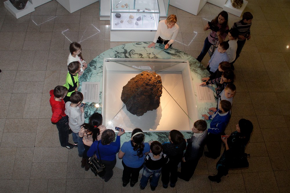 Все посетители смогут не только посмотреть, но и прикоснуться к осколку метеорита «Челябинск» – «