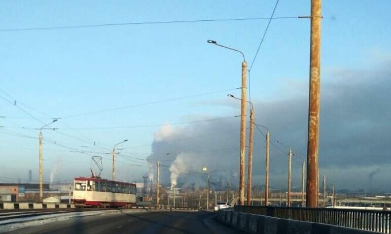 Жители Челябинска жалуются на зловонный туман, вновь накрывший областной центр. Минэкологии разъя
