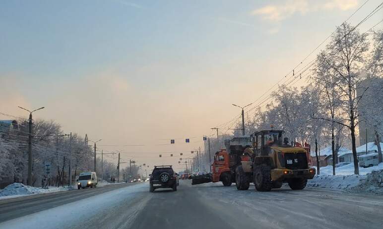 В Челябинске дорожники скоро начнут обрабатывать опасные участки дорог солью. Вся специальная тех