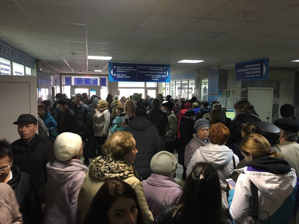 Огромная очередь в поликлинике. Очередь в поликлинике. Очередь к врачу. Как работают очереди в поликлинике. Очередь к терапевту.