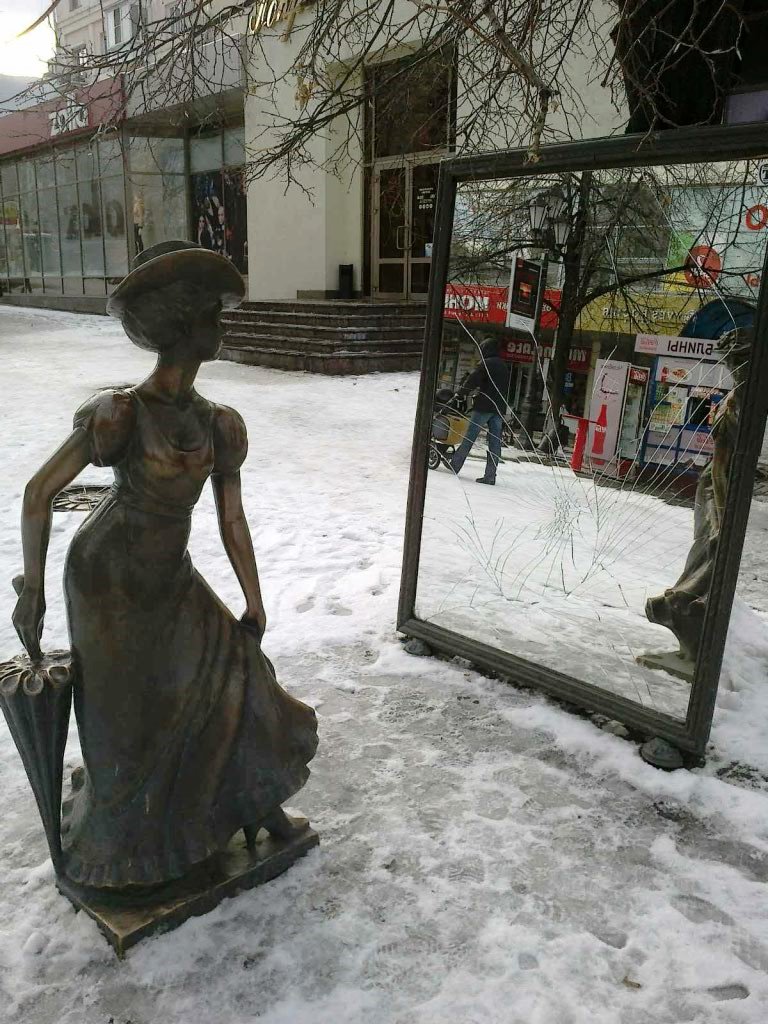 Бронзовые статуи, расположившиеся на челябинском Арбате, украшают улицу уже10 лет. Видимо, кокетк