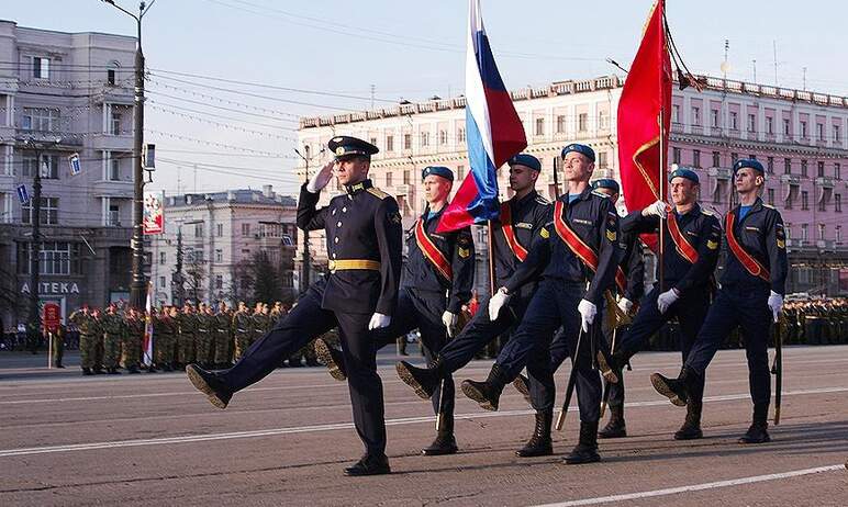 Курсанты и сотрудники Челябинского высшего военного авиационного училища штурманов передали приве