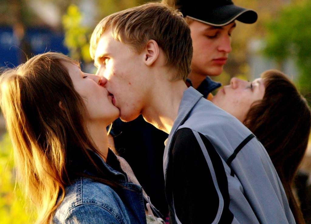 Любви в 14 ем. Школьный поцелуй. Любовь подростков 12 лет. Поцелуй в 14. Поцелуй в 14 лет.