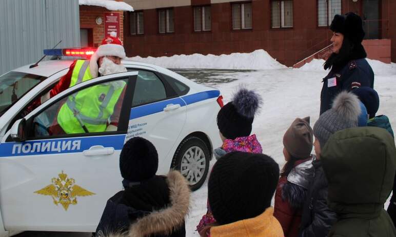 Полицейский Дед Мороз из Чебаркуля (Челябинская область) встретился с первоклассниками. Он показа