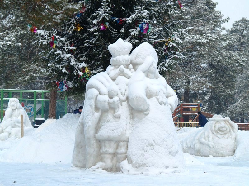 Снегурочка из снега. Фигурки из снега дед Мороз и Снегурочка. Снежный городок дед Мороз и Снегурочка. Красивые фигуры из снега дед Мороз и Снегурочка. Снежная фигура дед Мороза и Снегурочки вместе.