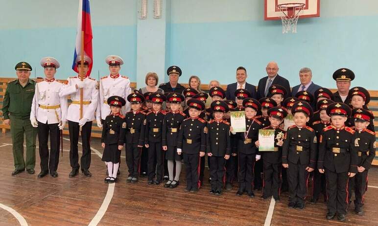 Впервые в школе Челябинской области учебная неделя началась с нового патриотического ритуала - по