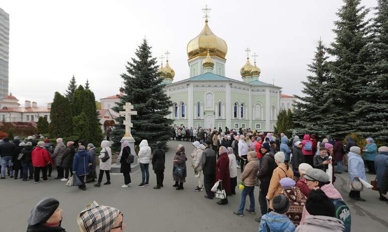 Жители Челябинска и области уже четвертый день идут нескончаемым потоком в Свято-Симеоновский каф