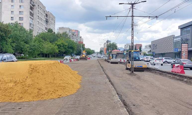 На улице Российской в Челябинске, где на участке от Карла Маркса до Труда в эти дни ремонтируют т