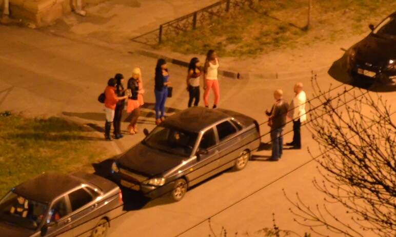 Челябинские проститутки натравили на клиента амбалов-охранников — Video | VK