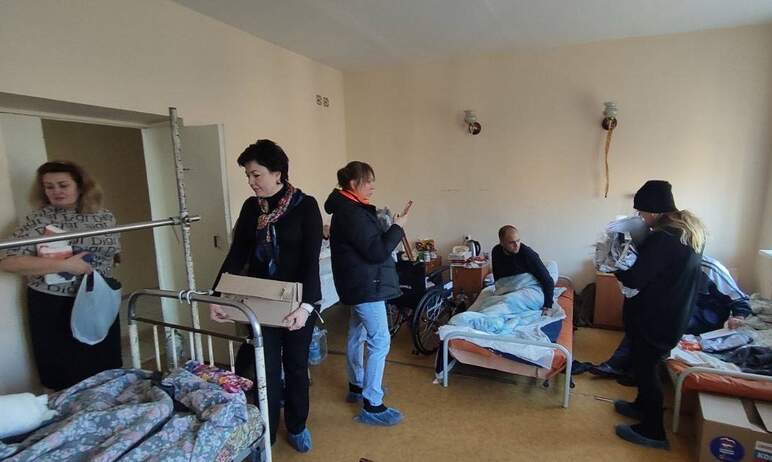 Раненые военнослужащие из госпиталя Ясиноватой получили подарки вчера, 14 декабря, от жителей Чел