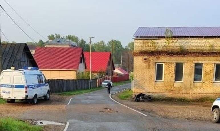 В Аше (Челябинская область) сегодня, 15 мая, юный водитель на мопеде въехал в жилой дом и погиб.
