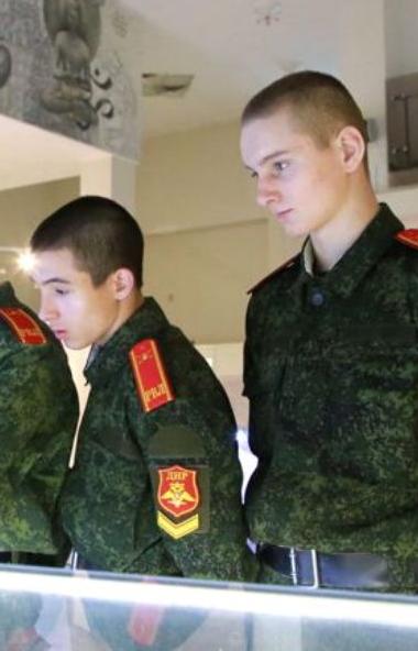 В Челябинск приехали воспитанники Донецкого военного лицея. Росгвардейцы провели экскурсию по под