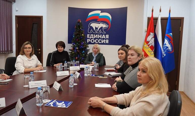 Актив «Женского движения» челябинского отделения «Единой России» встретился на онлайн-конференции