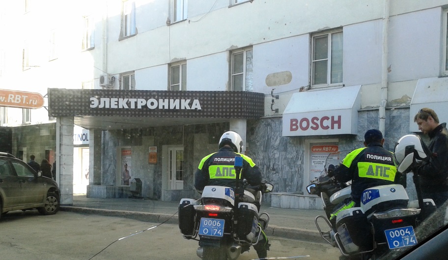 Полицейский из Челябинска серьезно пострадал во время погони за мотоциклистом.  Байкер же заявил,