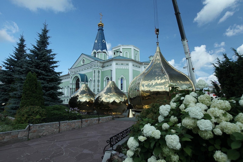 Новые купола и кресты, изготовленные по традиционной технологии, установили 3 августа 2018 года н