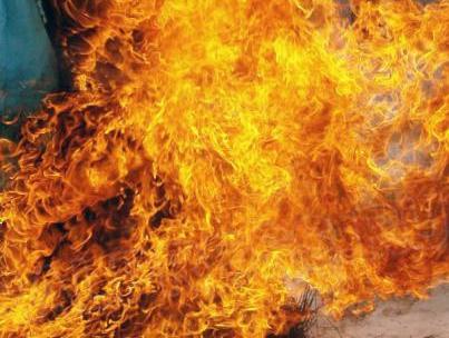 Первой жертвой огня во вторник, 23-го января, стала легковушка, воспламенившаяся около половины в